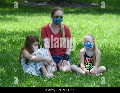 Boca Raton, FL, USA. Mai 2020. Zuschauer beobachten, wie die US Navy Blue Angels über das Boca Raton Regional Hospital fliegen, um Krankenschwestern, Ärzten und anderen an der Front der COVID-19 Pandemie am 8. Mai 2020 in Boca Raton, Florida, zu danken. Quelle: Mpi04/Media Punch/Alamy Live News Stockfoto