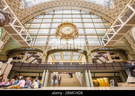 Kinder besuchen das Musée d'Orsay Interior in Paris Frankreich. Stockfoto