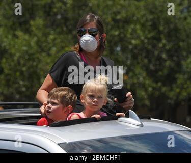 Boca Raton, FL, USA. Mai 2020. Zuschauer beobachten, wie die US Navy Blue Angels über das Boca Raton Regional Hospital fliegen, um Krankenschwestern, Ärzten und anderen an der Front der COVID-19 Pandemie am 8. Mai 2020 in Boca Raton, Florida, zu danken. Quelle: Mpi04/Media Punch/Alamy Live News Stockfoto