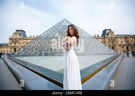 Braut in Hochzeitskleid in paris juli louvre. Stockfoto