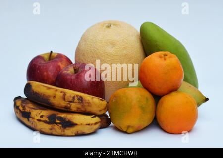 Vielfalt an indischen asiatischen Früchten Muskelon, Orangen, Mango, Banane und Apfel. Haufen von Früchten aus Indien für viele Heilmittel heilen. Frisches Obst gemischt Stockfoto