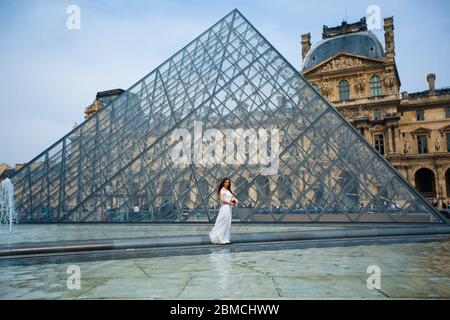 Braut in Hochzeitskleid in paris juli louvre. Stockfoto