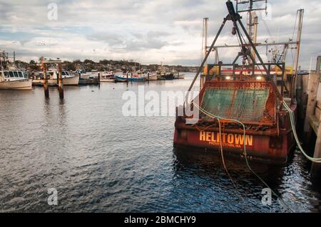Provincetown, Massachusetts. Oktober 29, 2018. Das verwitterte Fischerboot Helltown dockte an der MacMillan Wharf in provincetown, massachusetts. Stockfoto