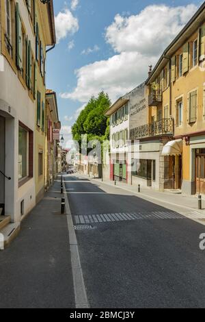 Yverdon-les-Bains, Schweiz - 26. Juni 2016: Ruhige, ruhige Straßen einer kleinen Schweizer Stadt. Gemeinde im Bezirk Jura-Nord vaudois der Stockfoto