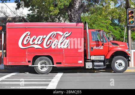 Bild eines Coca Cola LKW auf der Straße geparkt. Seitenansicht. Stockfoto