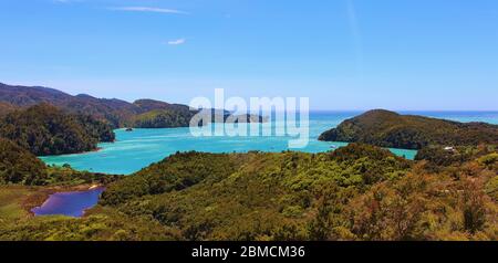 Herrlicher Blick über die Torrent Bay vom Abel Tasman Coast Track im Abel Tasman National Park in Neuseeland. Schönes Panorama mit Segelbooten Stockfoto