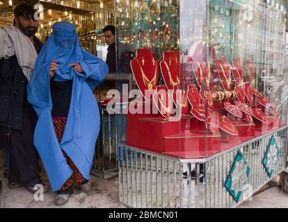 Kabul, Afghanistan - März 2005: Ein Paar verlässt den Goldladen in Kabul Stockfoto