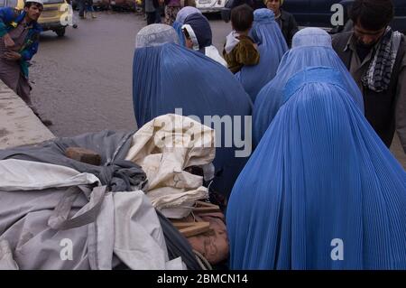 Kabul, Afghanistan - März 2005: Frauen in Burkas gehen durch Kabuler Straßen Stockfoto