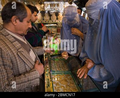 Kabul, Afghanistan - März 2005: Frauen wählen Goldschmuck im Kabul-Geschäft aus Stockfoto