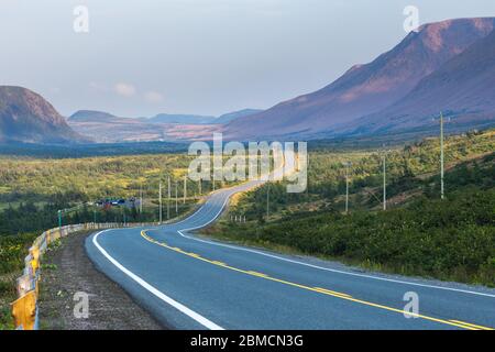 Verdrehen Straße neben dem Tablelands im Gros Morne National Park, Neufundland, Kanada läuft Stockfoto