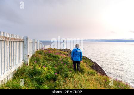 Weibliche Touristen Wandern zum Leuchtturm von Cape Spear östlicher Punkt Nordamerikas in Neufundland am Atlantischen Ozean Stockfoto