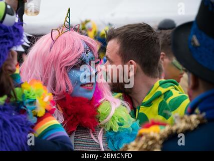 Roermond, Niederlande - Februar 2020: Farben, Kostüme und Make-up für Mardi Gras Feiern in Limburger Provice Stockfoto