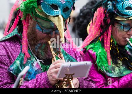 Maastricht, Niederlande - Februar 2020: Farben, Kostüme und Make-up für Mardi Gras Feiern in Limburger Provice Stockfoto