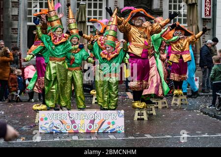 Roermond, Niederlande - Februar 2020: Farben, Kostüme und Make-up für die Mardi Gras Parade Stockfoto