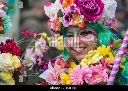 Roermond, Niederlande - Februar 2020: Farben, Kostüme und Make-up für die Mardi Gras Parade Stockfoto