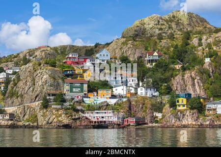 'The Battery' ein Viertel in St. John's, Neufundland, Kanada, im Sommer von der anderen Seite des St. John's Harbour aus gesehen. Stockfoto