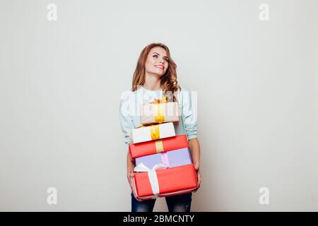 Schöne Frau hält viele Geschenke für den Urlaub Stockfoto