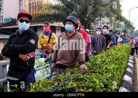 Kuala Lumpur, Malaysia. Mai 2020. Bewohner rund um den Wet Market in Kampong Bharu stehen für die Anmeldung für COVID-19 Vorführungen an. Kredit: Kepy/ZUMA Wire/Alamy Live News Stockfoto