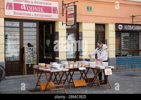 Ljubljana, Slowenien. Mai 2020. Ein Mann schaut sich am 8. Mai 2020 ein Buch vor einer Buchhandlung in Ljubljana, Slowenien, an. Die Zahl der Todesopfer in Slowenien COVID-19 ist nach dem Tod eines weiteren Patienten am Donnerstag auf 100 gestiegen, so die jüngsten am Freitag veröffentlichten Regierungsdaten. Kredit: Peng Lijun/Xinhua/Alamy Live News Stockfoto