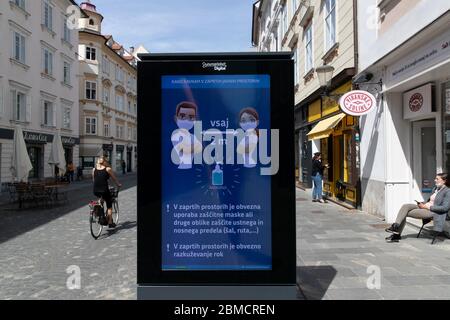 Ljubljana, Slowenien. Mai 2020. Eine Plakatwand, die an soziale Distanz erinnert, ist am 8. Mai 2020 in Ljubljana, Slowenien, zu sehen. Die Zahl der Todesopfer in Slowenien COVID-19 ist nach dem Tod eines weiteren Patienten am Donnerstag auf 100 gestiegen, so die jüngsten am Freitag veröffentlichten Regierungsdaten. Kredit: Peng Lijun/Xinhua/Alamy Live News Stockfoto