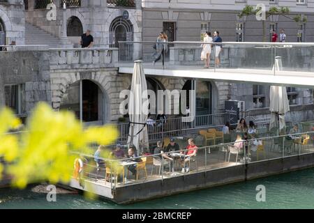 Ljubljana, Slowenien. Mai 2020. Am 8. Mai 2020 genießen die Menschen ihre Zeit auf der Terrasse eines Cafés in Ljubljana, Slowenien. Die Zahl der Todesopfer in Slowenien COVID-19 ist nach dem Tod eines weiteren Patienten am Donnerstag auf 100 gestiegen, so die jüngsten am Freitag veröffentlichten Regierungsdaten. Kredit: Peng Lijun/Xinhua/Alamy Live News Stockfoto