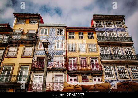 Schöne historische bunte Gebäude in der Altstadt von Ribeira in der Stadt Porto, Portugal Stockfoto