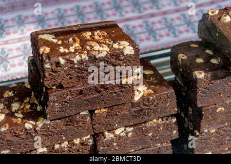 Traditionelle Schokolade süße Dessert Köstlichkeiten, Gebäck während des Hotel-Brunch Buffet draußen im Garten am Pool. Frisches Essen Buffet Brunch Ca Stockfoto