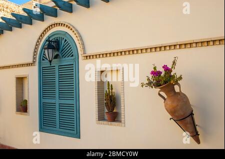 Wanddekoration im Sofitel Palais Jamai Hotel in Fez (oder Fes) in Marokko. Stockfoto