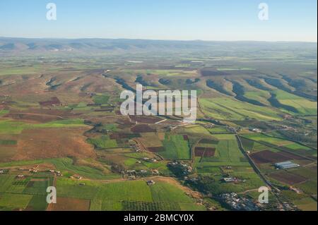 Luftaufnahme der fruchtbaren Felder in der Nähe der Stadt Fez (oder Fes) in Marokko. Stockfoto