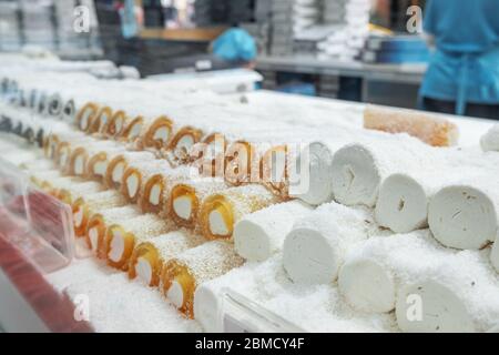 Leckeres Kajman-Lokum im Laden in Afyon City, Türkei Stockfoto