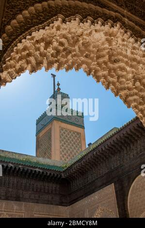 Blick auf das Minarett des Madrasa Bou Inania (Bouanania) in der Medina (Altstadt) der Stadt Fez (oder Fes) in Marokko. Stockfoto