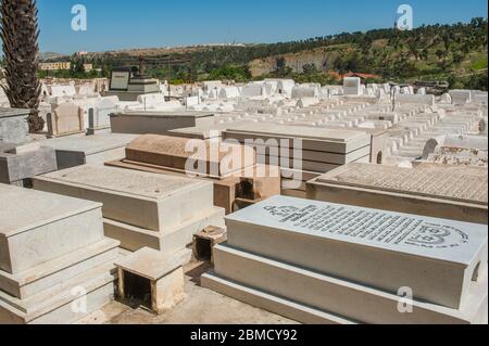 Der jüdische Friedhof im jüdischen Viertel der Medina (Altstadt) der Stadt Fes (oder Fes) in Marokko. Stockfoto