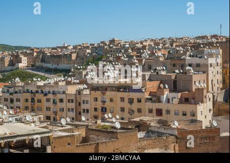 Übersicht der Häuser mit Satellitenschüsseln in der Medina (Altstadt) der Stadt Fez (oder Fes) in Marokko. Stockfoto