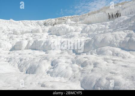 Schöne weiße Travertin Terrassen in Pamukkale, Türkei. Stockfoto