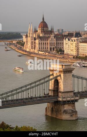 Kettenbrücke und das Parlamentsgebäude bei Sonnenuntergang in Budapest Stockfoto