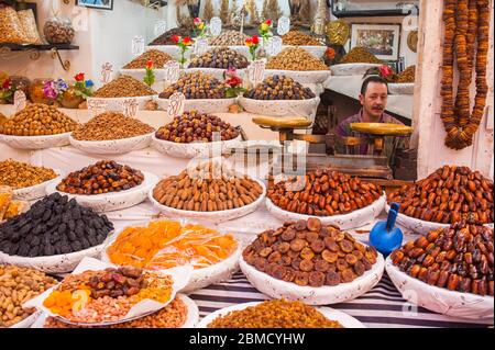 Eine Straßenszene mit Rosinen und Datteln, die in einer kleinen Gasse in der Medina (Altstadt) der Stadt Fez (oder Fes) in Marokko verkauft werden. Stockfoto