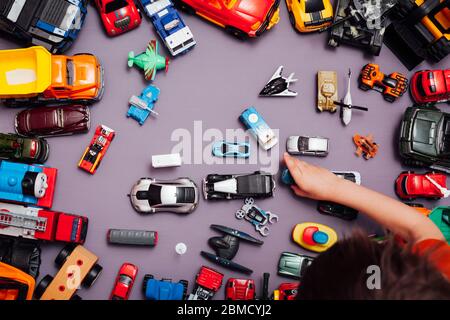 Viele Kinder-Auto-Spielzeug für die Entwicklung von Kindern Spiele auf einem Hintergrund Stockfoto
