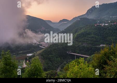 Schöne Berglandschaft mit einer Straße in der Nähe von Sarajevo in Bosnien und Herzegowina Stockfoto