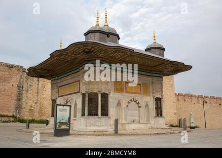 Blick auf den Brunnen von Sultan Ahmed III ist ein Brunnen in einem türkischen Rokoko-Struktur in der großen Platz vor dem Kaiserlichen Tor von Topkapi Pala Stockfoto