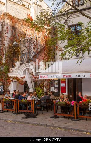 Ein Restaurant auf dem Bürgersteig in Kazimierz, einem jüdischen und historischen Viertel in der Altstadt von Krakau, Polen. Stockfoto