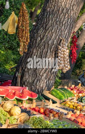 Marktstand mit frischem Obst und Gemüse in Kroatien Stockfoto