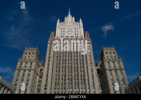 Zentralbüro des russischen Außenministeriums in Moskau. Fotografiert aus tiefem Winkel gegen blauen Himmel mit weißen Wolken. Stockfoto