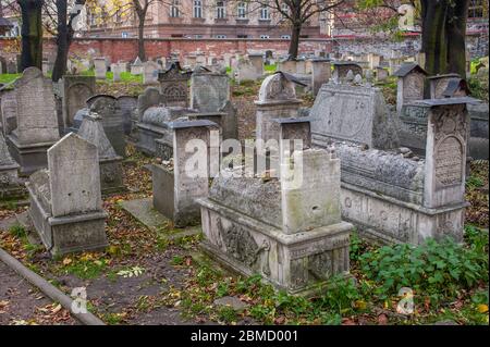 Der Friedhof der Remuh Synagoge in Kazimierz, einem jüdischen und historischen Viertel in der Altstadt von Krakau, Polen. Stockfoto