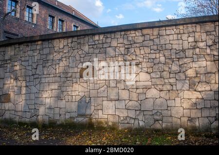 Die Klagemauer, aus kleinen Fragmenten von Grabsteinen gebaut, in der Remuh Synagoge in Kazimierz, einem jüdischen und historischen Viertel in der Altstadt von Stockfoto