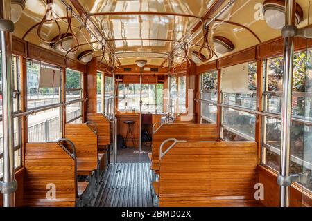 Innenansicht des Retro-Tram-Innenraums. Stockfoto