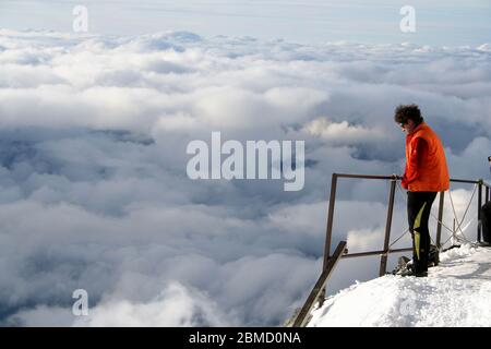Kletterer beobachten Adler und Mount Aiguille de Bionassay am Old Gouter Mountain House in Mont Blanc Kletterroute. Stockfoto