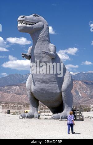 Nachbildung Dinosaurier Straßenattraktion in Cabazon, CA Anfang der 80er Jahre Stockfoto