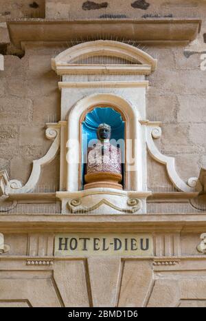 Frankreich, Le Puy-en-Velay, Hotel-Dieu, Außenansicht, Statue der Schwarzen Jungfrau Stockfoto