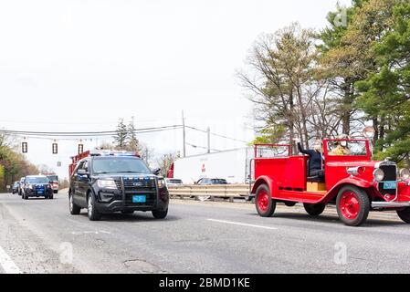 Concord, Massachusetts. Mai 2020. Ersthelfer aus mehreren Städten, die in einer Parade am Emerson Hospital in Concord unterwegs waren, um sich bei ihnen zu bedanken. Stockfoto