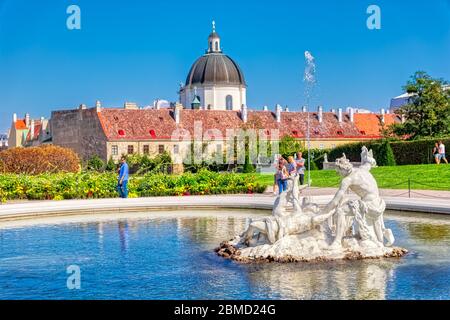 Blick auf die Salesianische Kirche vom Schlossgarten Belvedere in Wien Stockfoto